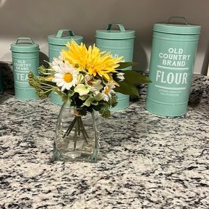 Dahlia/Daisy glass vase new.